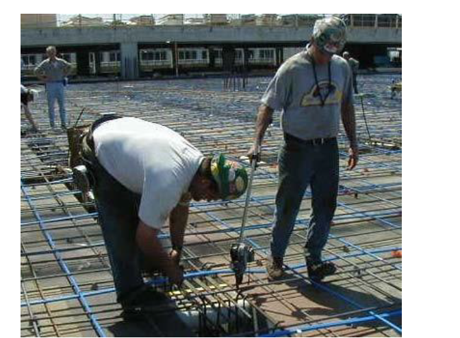 Lucrători care execută o activitate manuală pe un șantier de construcții