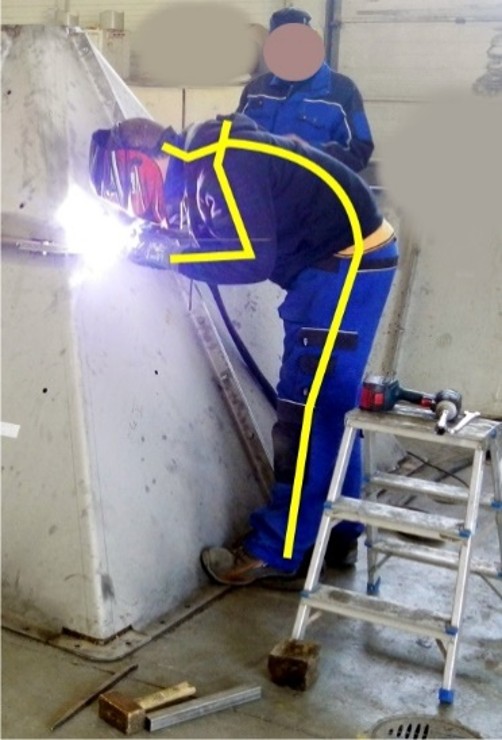 afectiunile musculo-scheletice - Lucrător într-o postură solicitantă în timpul unei activități industriale